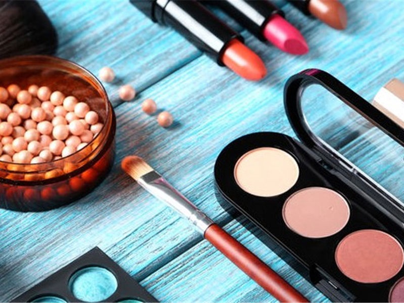 The Relationship Between Makeup and Self-Esteem: Understanding the Power of Cosmetics
