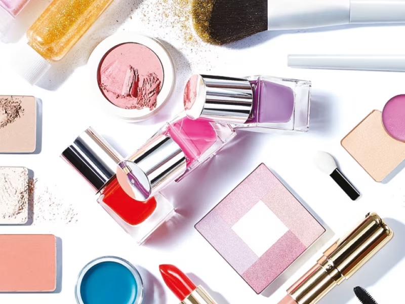 The Relationship Between Makeup and Self-Esteem: Understanding the Power of Cosmetics